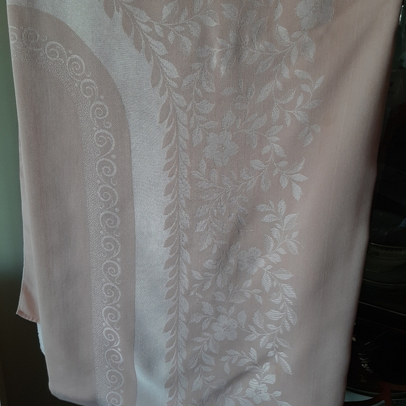Vtg Damask Pastel Pink Tablecloth and 6 Piece Napkin Set. - Picture 7 of 11